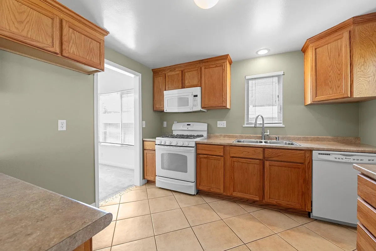 4 bed, 1717 sqft, $3,895 — Photo 2