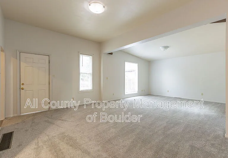 2245 Grove Cir — Photo 7