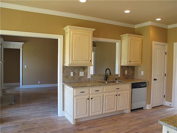 4th image of 3225 Shady Forest Dr