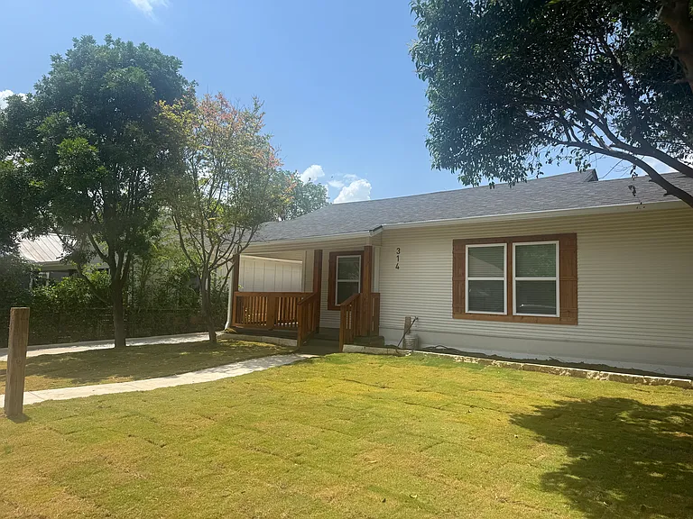 314 Lone Star Blvd — Photo 2