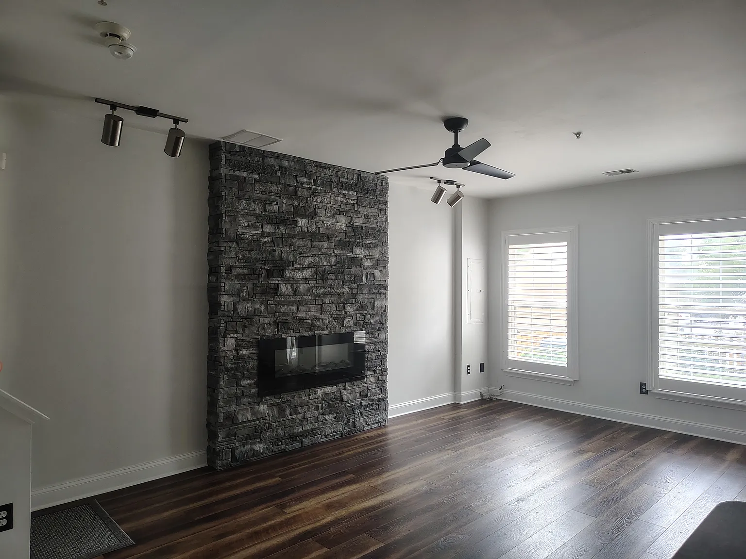 3 bed, 2.5 bath, 1435 sqft, $2,500 — Photo 3