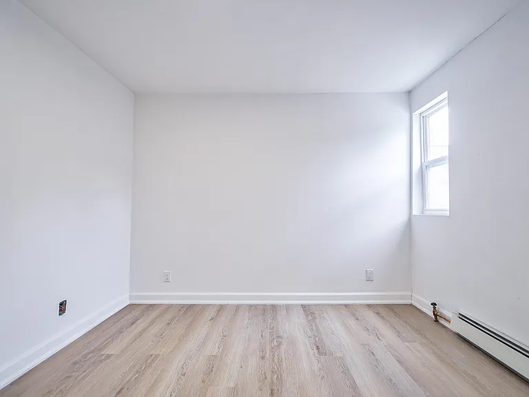 1046 Bathurst St — Photo 4