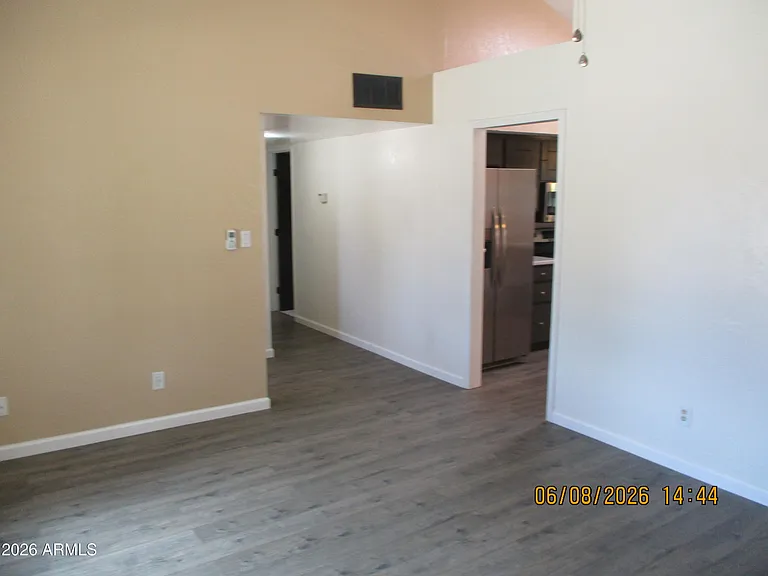 201 Meadows Dr — Photo 3