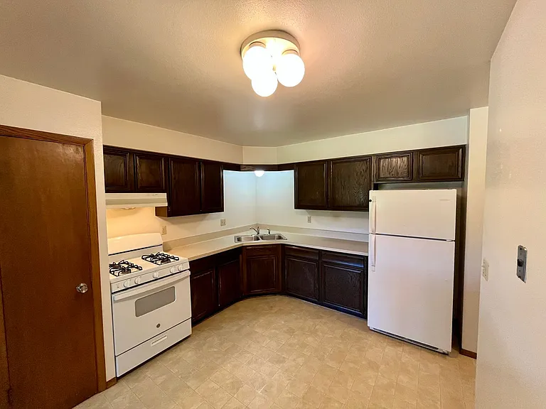 W155N11352 Sylvan Cir — Photo 4