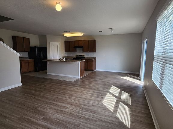 3rd image of 1738 Savannah Ln