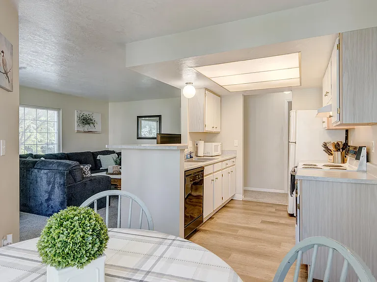 Parkwood Pointe Apartments — Photo 121