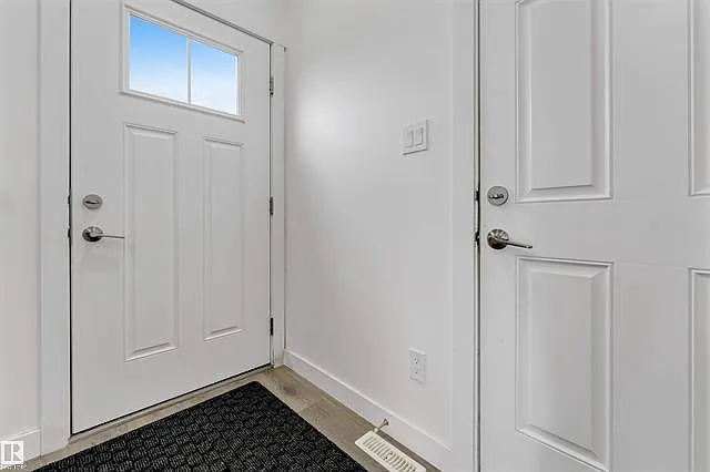 Double Garage 2710 66 St Sw 3 Bedroom | 2.5 Bathroom Townhouse — Photo 3