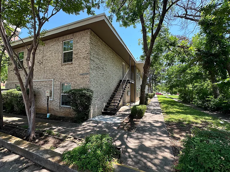 Bellaire Apartments — Photo 8