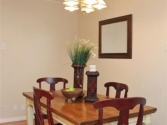 3rd image of 3215 Meadow Oaks Dr
