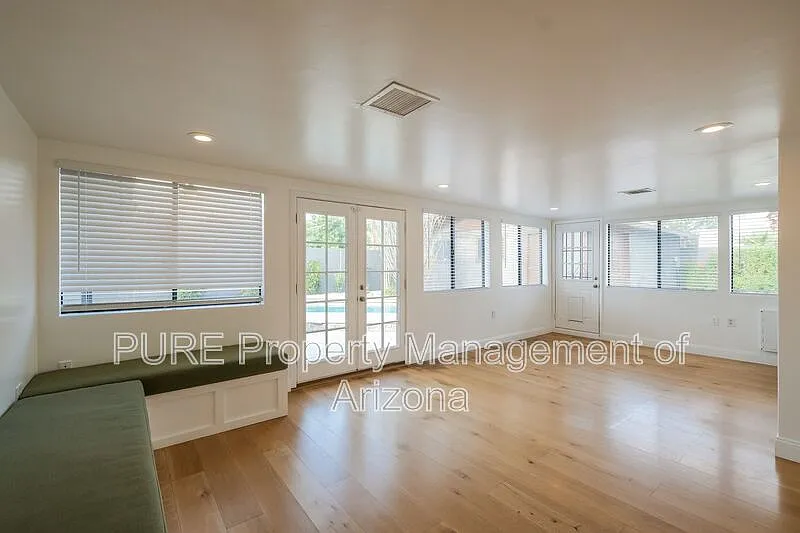 4 bed, 2.0 bath, 1956 sqft, $2,995 — Photo 3