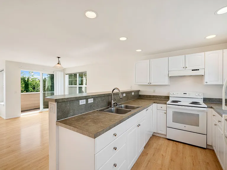 410 W Barrett St — Photo 21