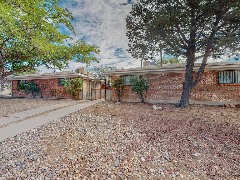Alvarado Dr NE — Photo 26