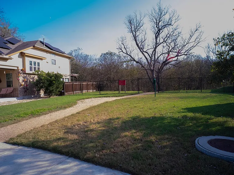 6600 Bay City Bnd — Photo 33