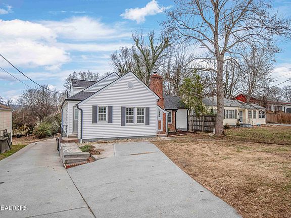 3rd image of 3011 Sanders Dr