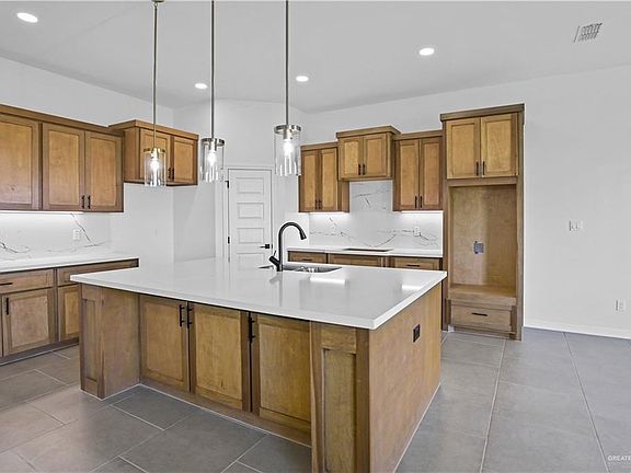 4th image of 3107 N Elm Ave