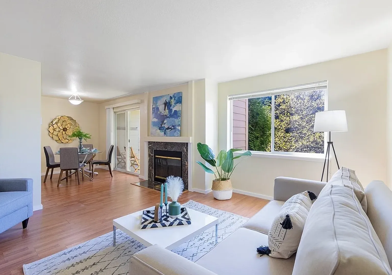 Stunning 2 Bed 2 Bath Bellevue Condo w/ Community Pool, Cabana, Exercise Room and More! — Photo 2