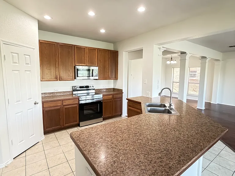 9004 Brook Hill Ln — Photo 3