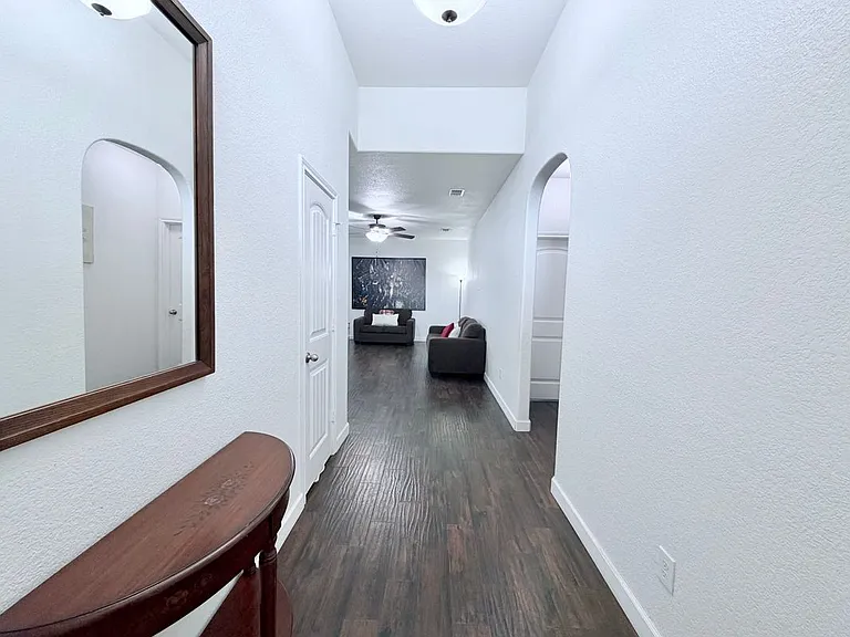 520 Cantebury Park Ln — Photo 2