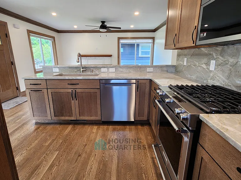 107 W Waverly Pl — Photo 5