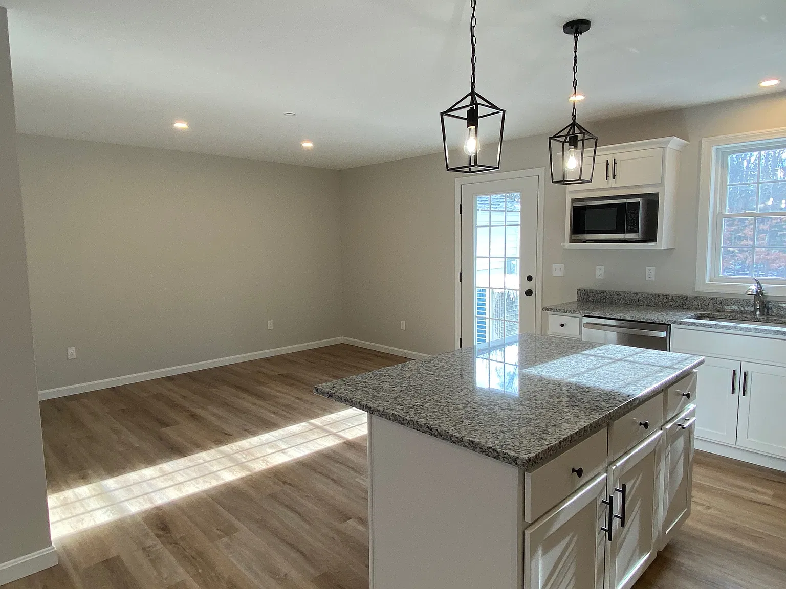 3 bed, 2.5 bath, 1232 sqft, $2,550 — Photo 3
