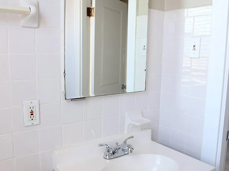5210 Bancroft Ave #2W — Photo 7