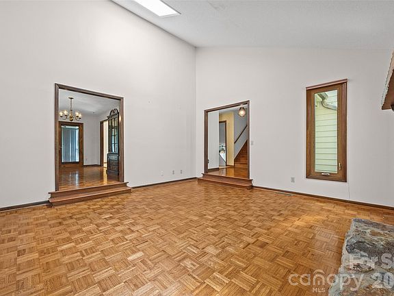 5th image of 1680 Meadowdale Rd