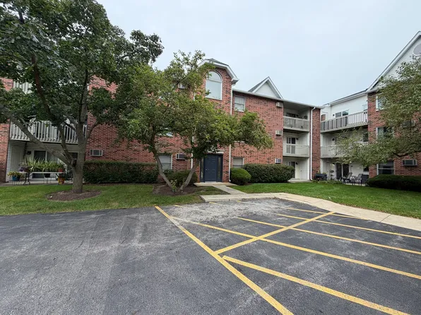 1351 Cunat Ct APT 3B, Lake In The Hills, IL 60156