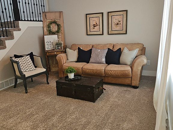 2nd image of 828 W Valley View Way