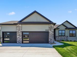 2838 Autumn Woods Dr, Cedar Falls, IA 50613