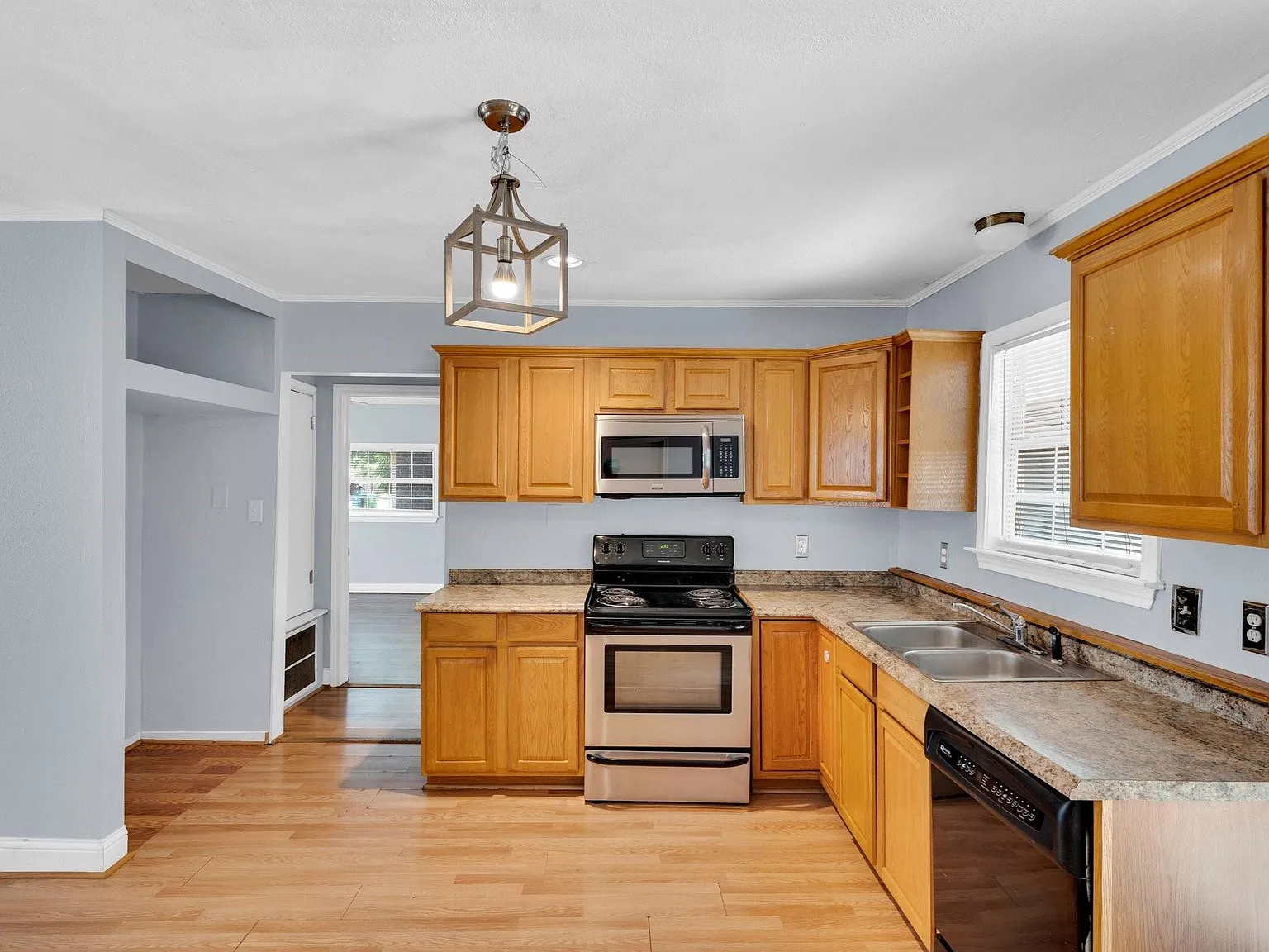 4 bed, 1608 sqft, $2,100 — Photo 4