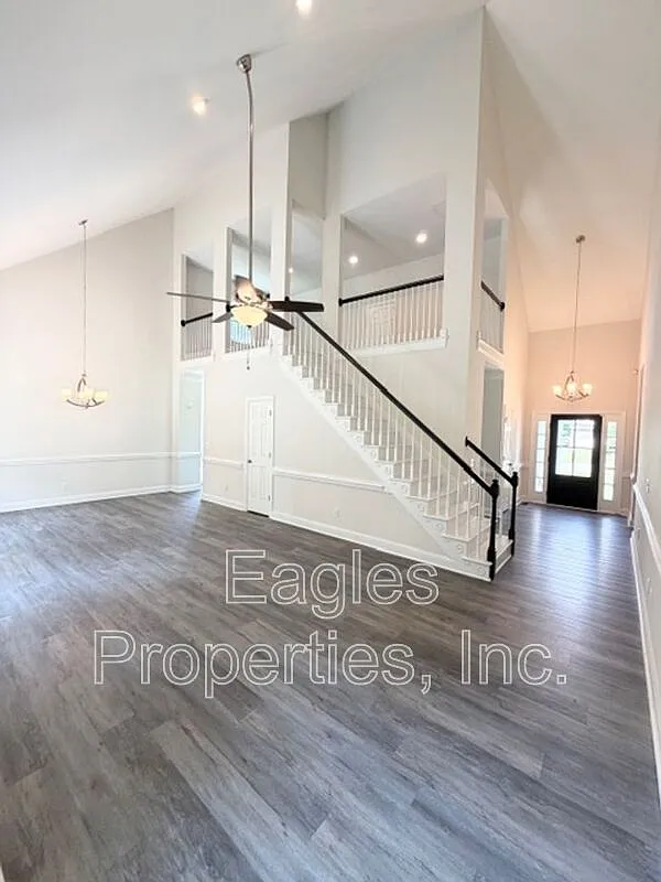 3 bed, 2.0 bath, 2351 sqft, $2,500 — Photo 4