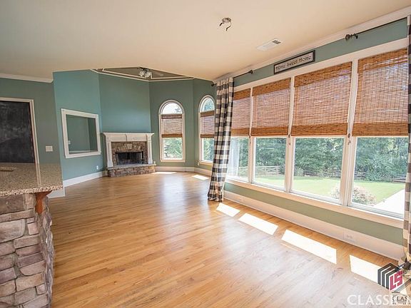4th image of 2308 Twin Oak Place