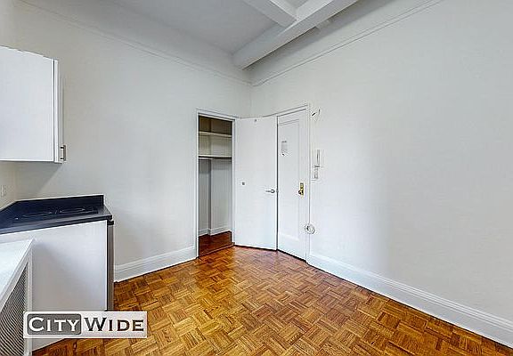 3rd image of 140 E 46th St APT Rf10
