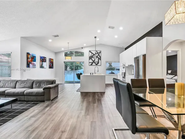 337 SW 195th Ave, Pembroke Pines, FL 33029