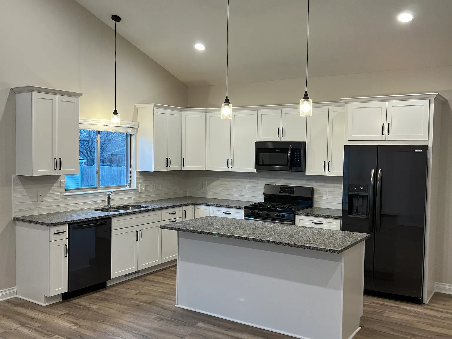 2 bed, 1350 sqft, $2,200 — Photo 4