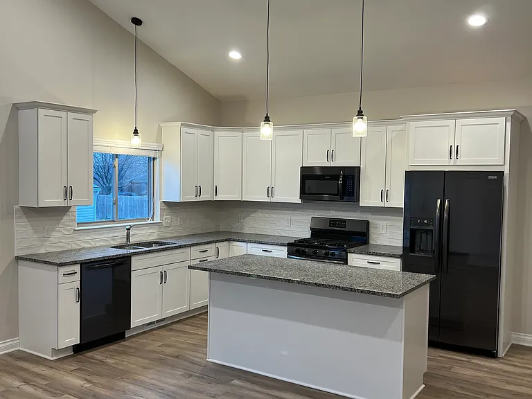 308 E Washington St — Photo 4