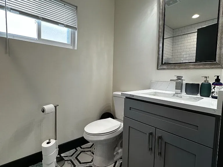 921 Regina Ave — Photo 10