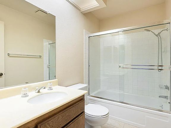 5th image of 638 N Woodlawn Dr