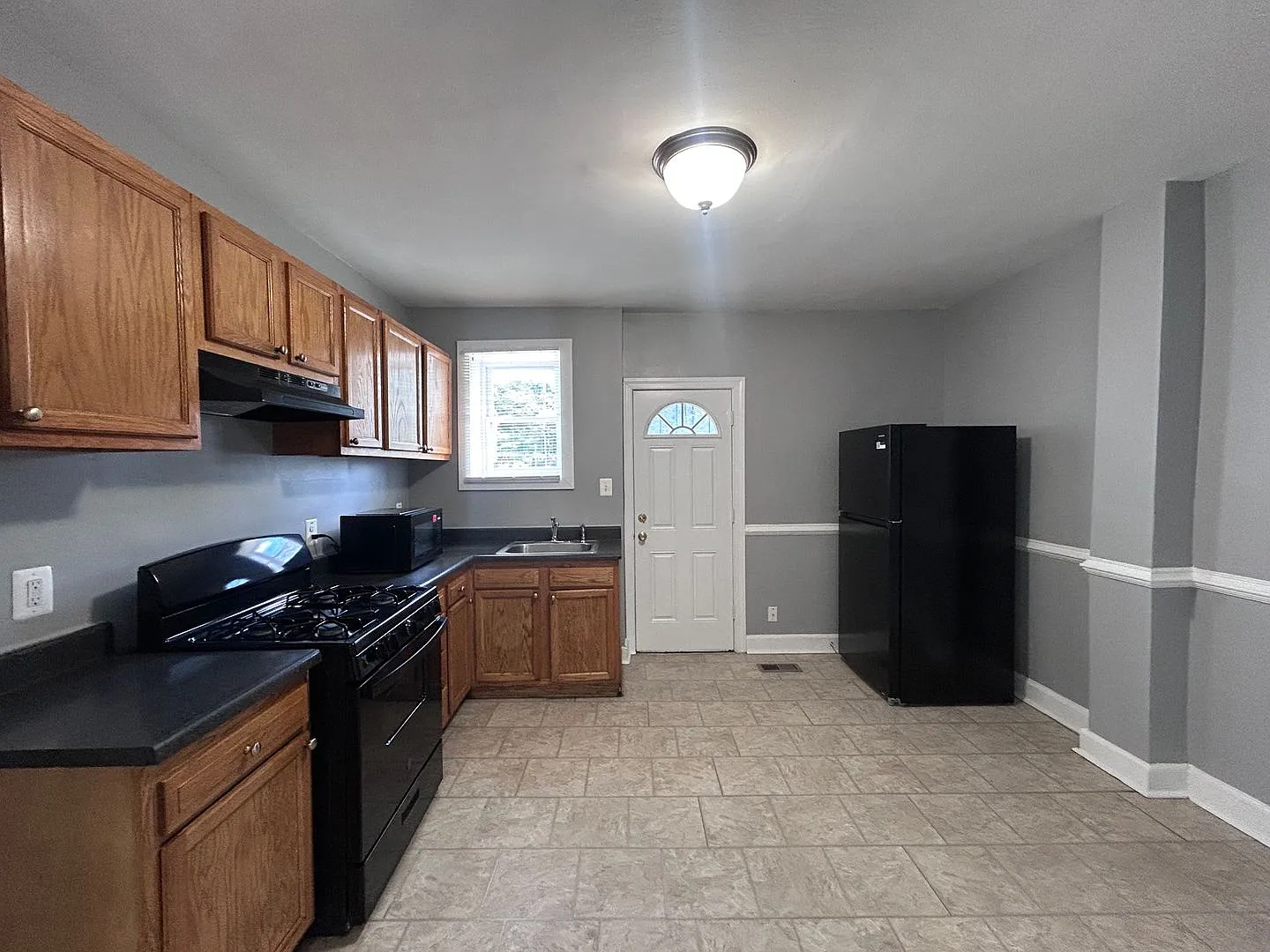 Baltimore - 4 Bedrooms and 2 baths Available! — Photo 2