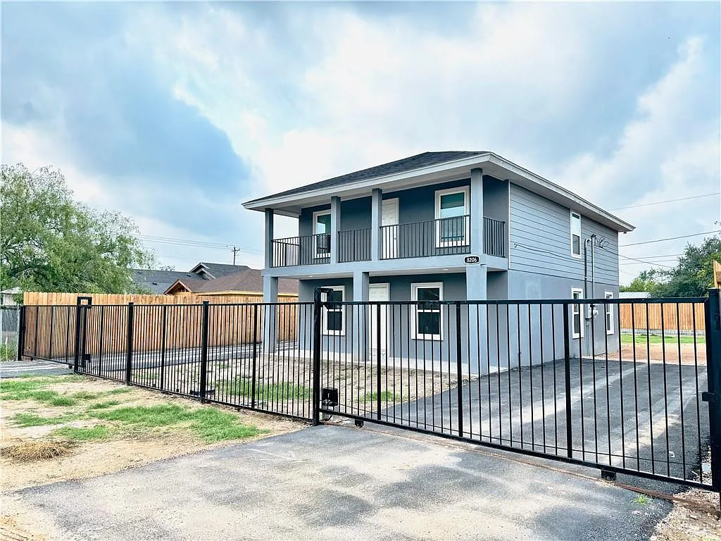 3 bed, 1.0 bath, 855 sqft, $1,000 — Photo 1