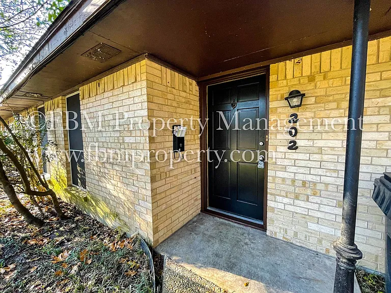 Coming Soon - 202 N 23 1/2 St - Cozy 2 Bedroom, 1 Bathroom With Fenced Yard in Corsicana TX! — Photo 3