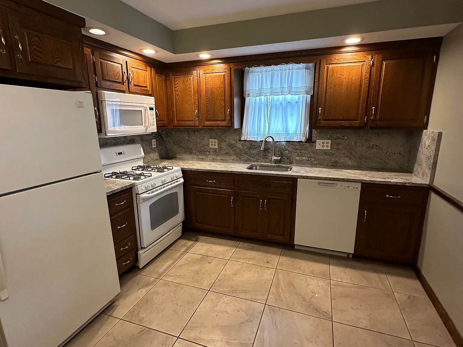 3 bed, 1000 sqft, $1,850 — Photo 1