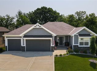7425 NW Forest Lakes Dr, Parkville, MO 64152