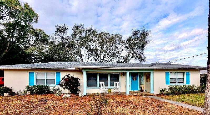 Front of the house, entry. Private Street and Belleair Bluffs close to restaurants, shopping!!