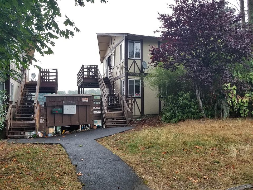 Front entrance. Apartment on the top left.