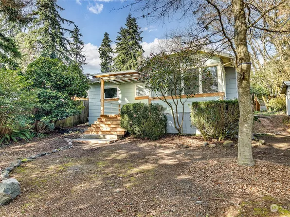860 Gilmore Way NE, Bainbridge Island, WA 98110