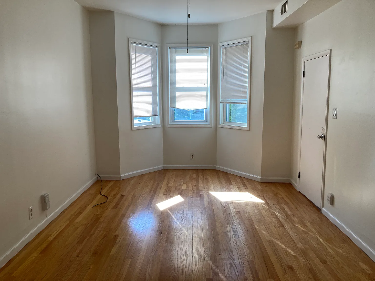 2 bed, 1000 sqft, $2,300 — Photo 2