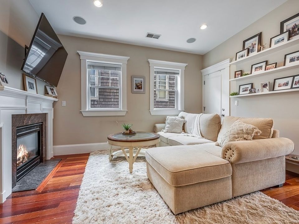 1st image of 621 E 3rd St #3