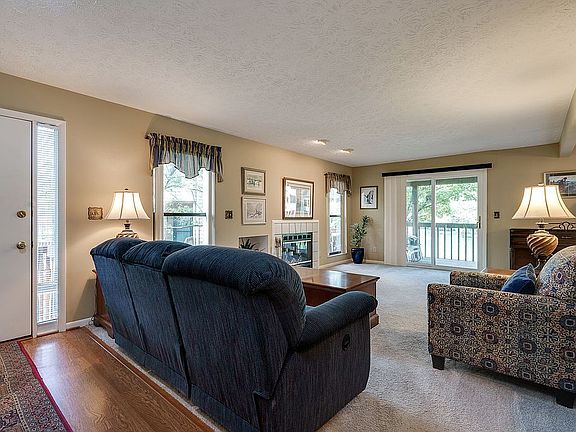 3rd image of 9396 Hunters Creek Dr