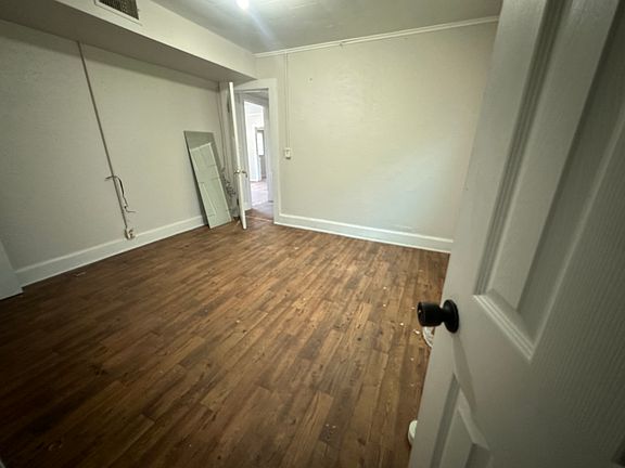 4th image of 3857 Desoto Ave